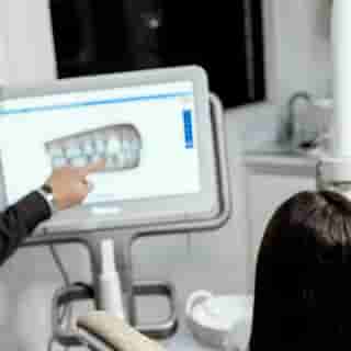 Orthodontic therapist explains a dental scan