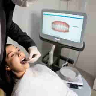 A orthodontist check a teenage patient's clear aligners